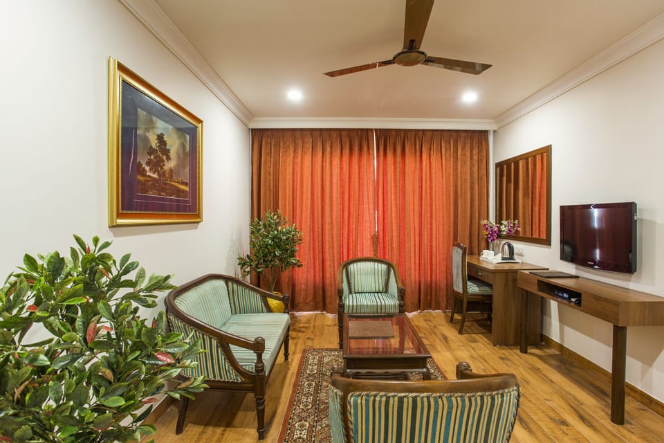 Suite | Minibar, in-room safe, desk, blackout drapes