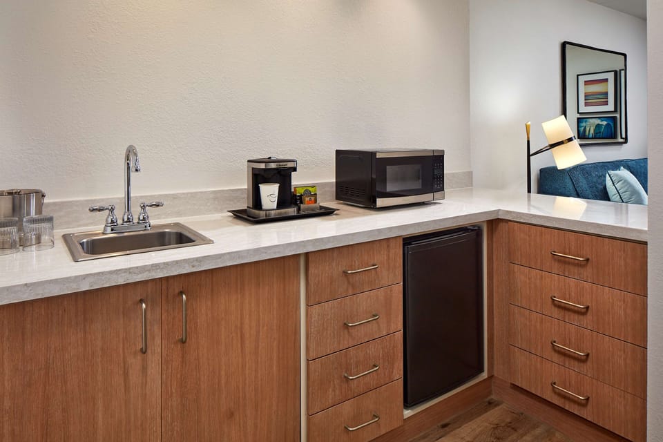 Fridge, coffee/tea maker