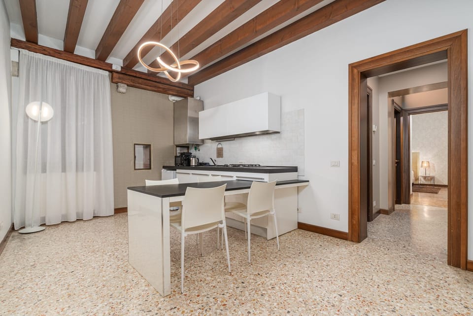 Deluxe Apartment, 2 Bedrooms, Annex Building (50mt di distanza 027042-UAM-00410) | Private kitchen | Coffee/tea maker