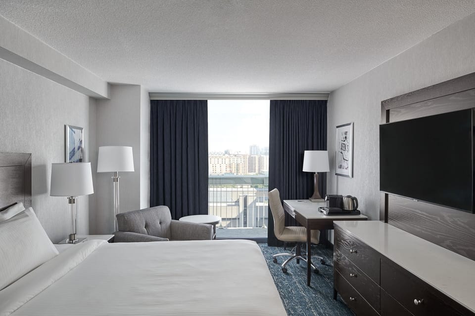 Executive Room, 1 King Bed | Hypo-allergenic bedding available, pillowtop beds, in-room safe, desk