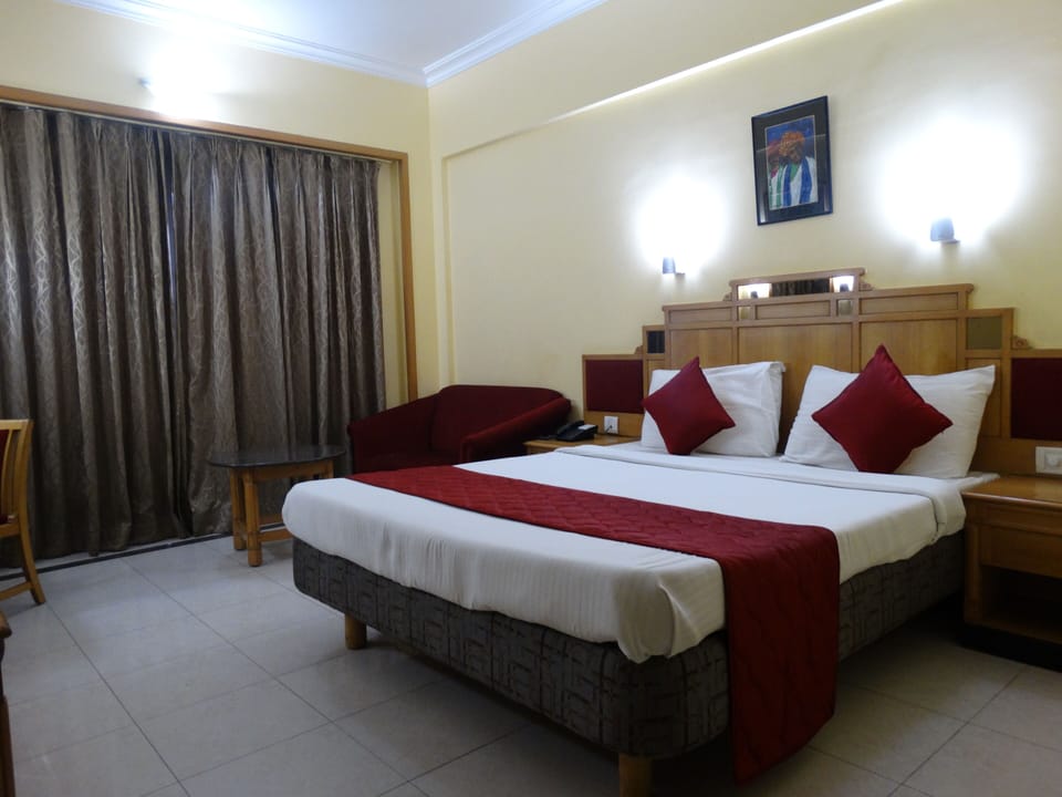 Executive Room | In-room safe, desk, iron/ironing board, WiFi (free)
