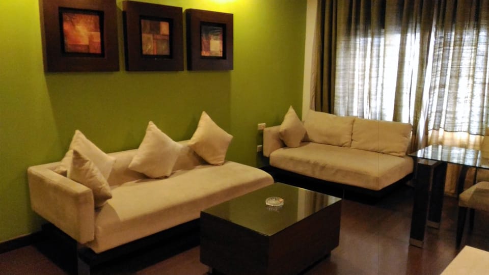 Taj Suite Room  | Living area | 32-inch LCD TV with digital channels, TV, fireplace