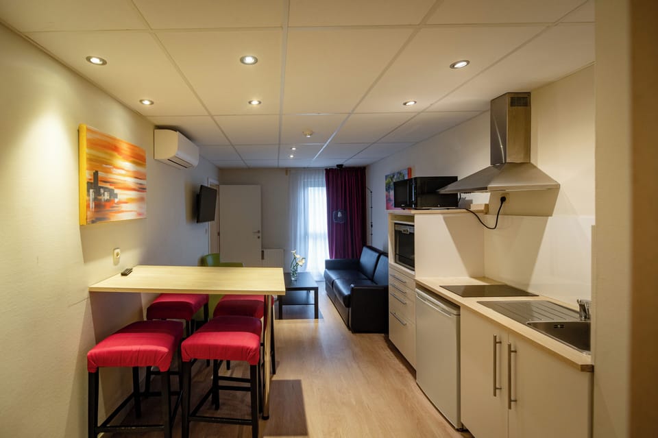 Business Apartment | Living area | Flat-screen TV