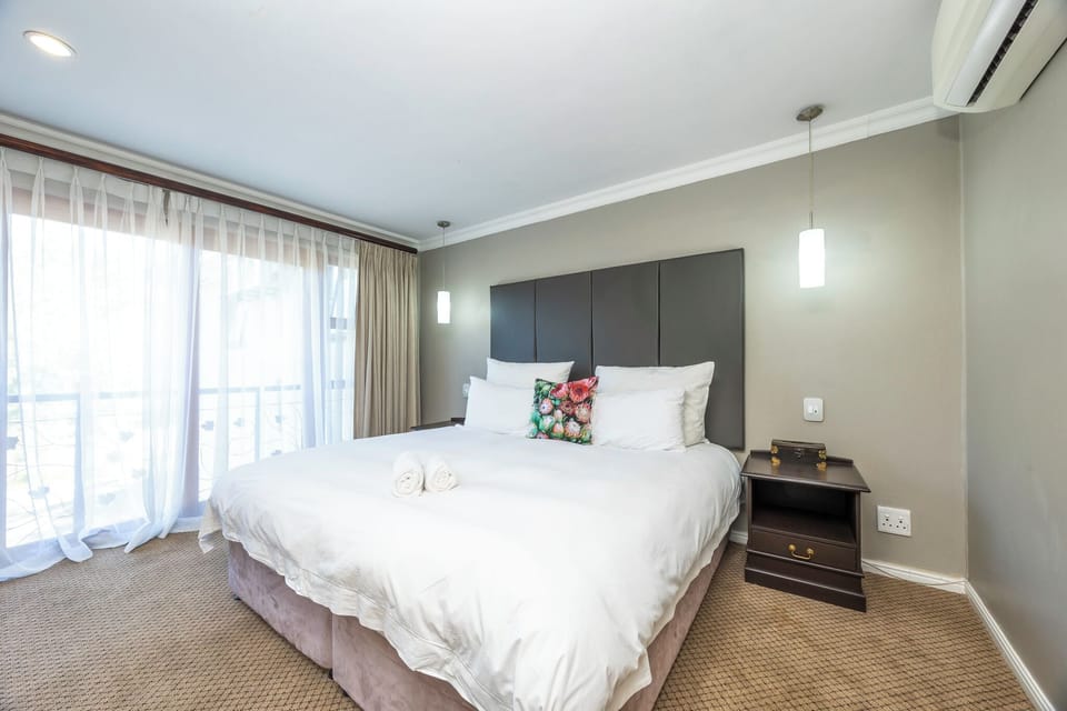 Luxury Suite | Premium bedding, in-room safe, individually furnished, desk