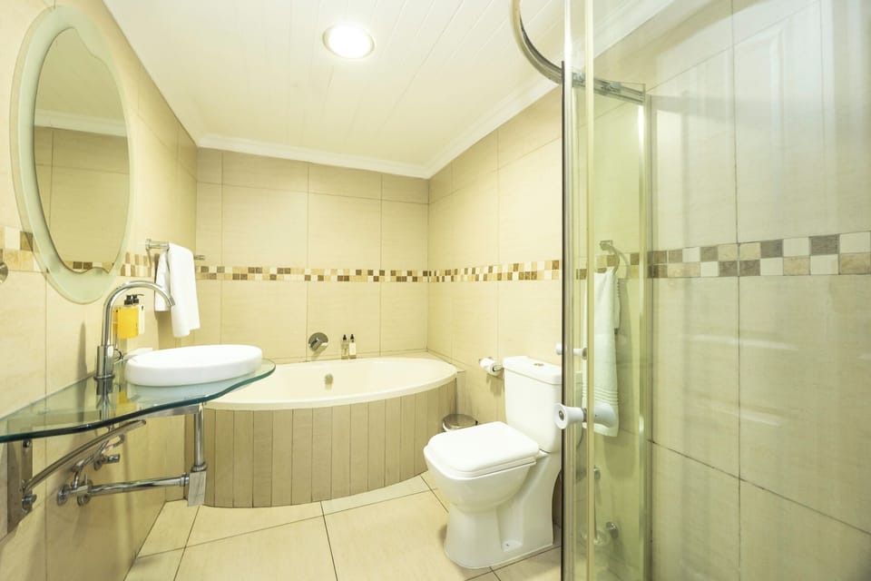 Executive Studio, 1 King Bed | Bathroom | Rainfall showerhead, free toiletries, hair dryer, towels