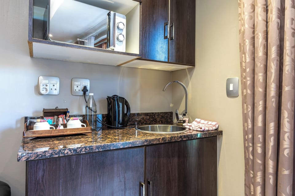 Executive Studio, 1 King Bed | Coffee and/or coffee maker