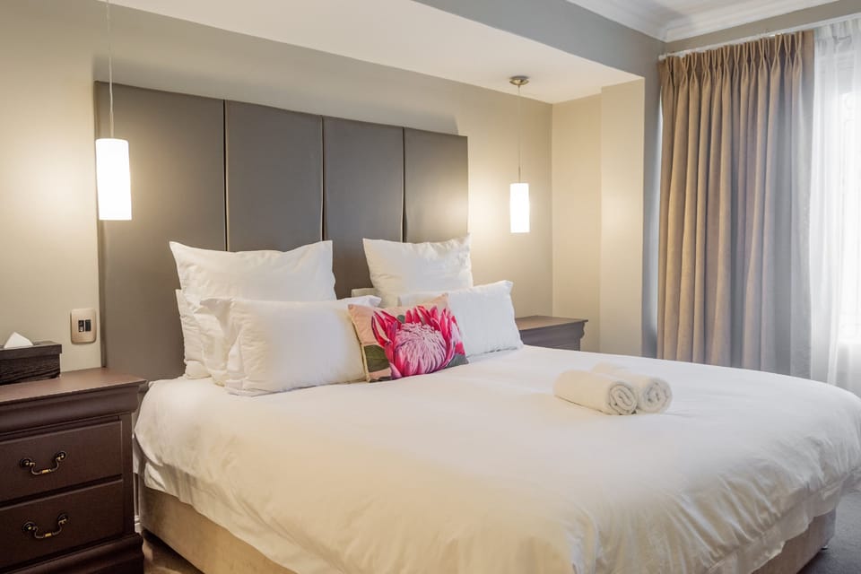 Executive Studio, 1 King Bed | Premium bedding, in-room safe, individually furnished, desk