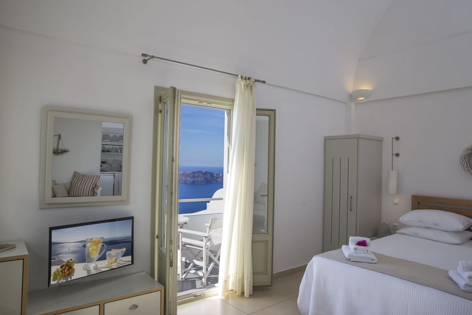 Superior Studio Suite, 1 Queen Bed, Sea View | Pillowtop beds, in-room safe, individually decorated
