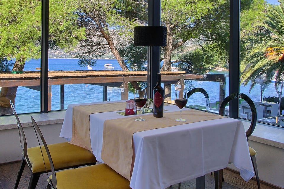 2 restaurants, breakfast served