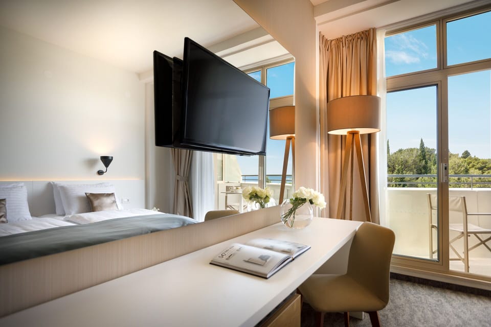 Double room with side sea view and balcony | Minibar, in-room safe, desk, blackout drapes