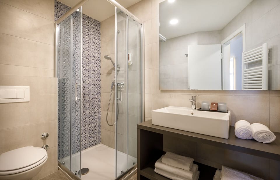 Double room with side sea view and balcony | Bathroom | Shower, free toiletries, hair dryer, towels