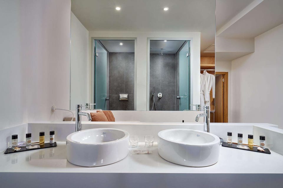 Deluxe Junior Suite, Sea View | Bathroom | Shower, eco-friendly toiletries, hair dryer, slippers