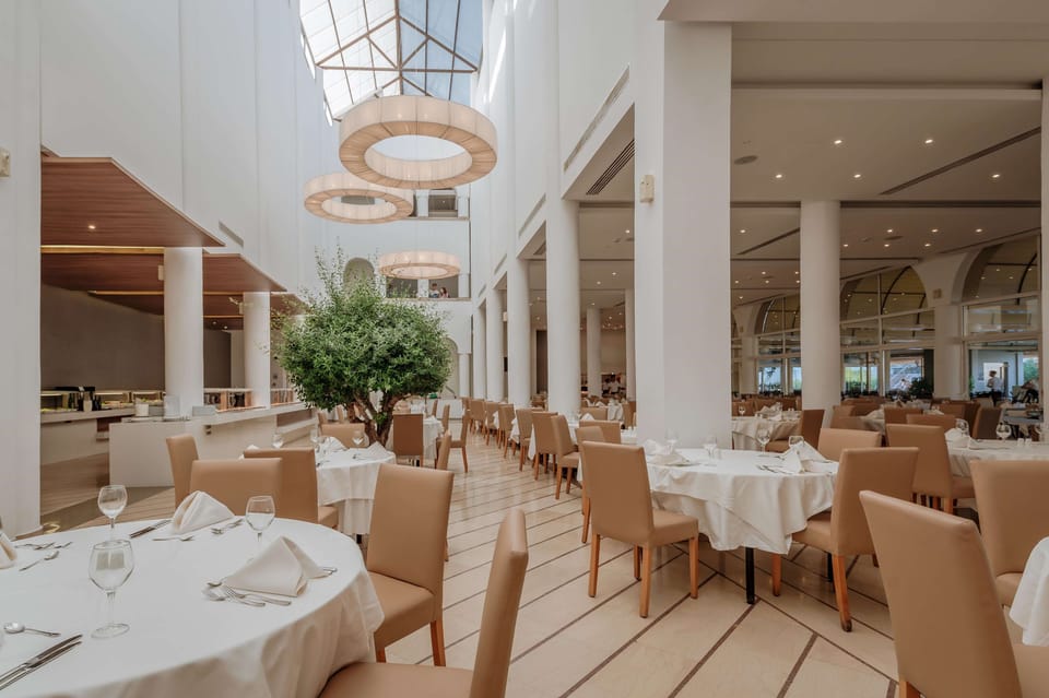 4 restaurants; breakfast, lunch, and dinner served