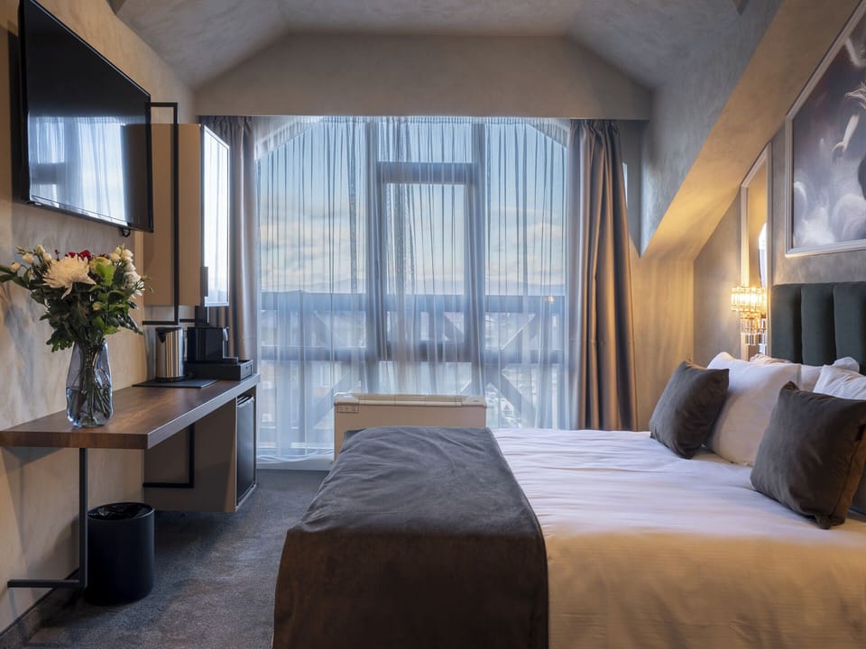 Deluxe Room | Minibar, in-room safe, individually decorated, individually furnished