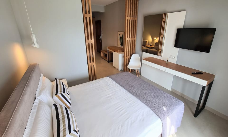 Junior Suite | In-room safe, iron/ironing board, free WiFi, bed sheets