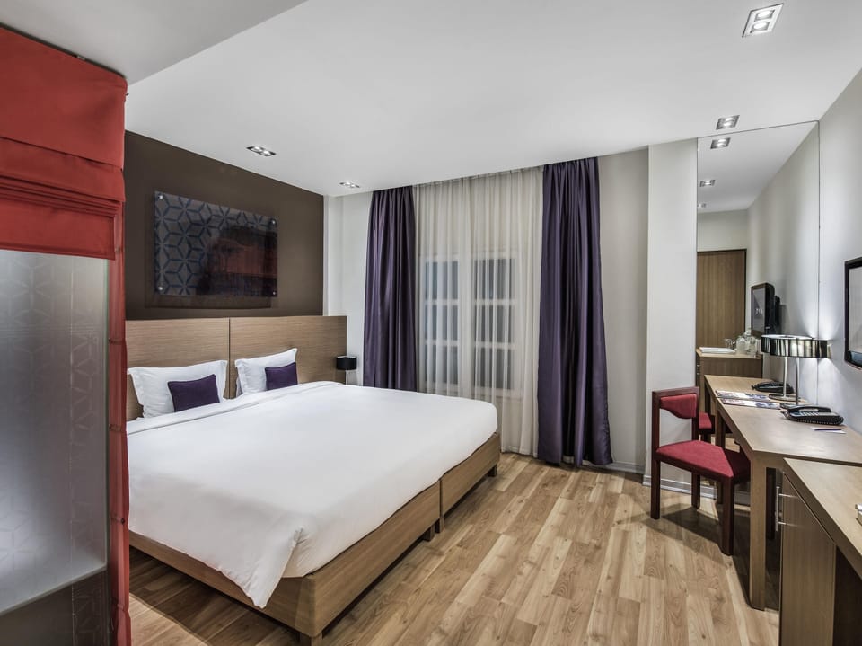 Classic Room, 1 Double Bed, City View | Minibar, in-room safe, desk, blackout drapes