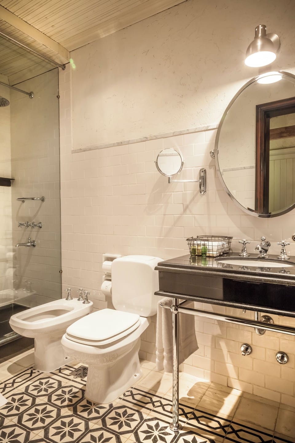 Combined shower/tub, rainfall showerhead, free toiletries, hair dryer