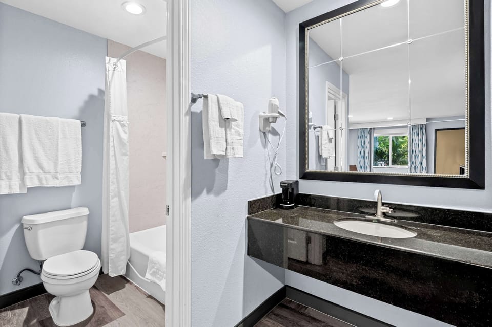 Suite, Multiple Beds, Non Smoking | Bathroom | Hair dryer, towels, soap, shampoo