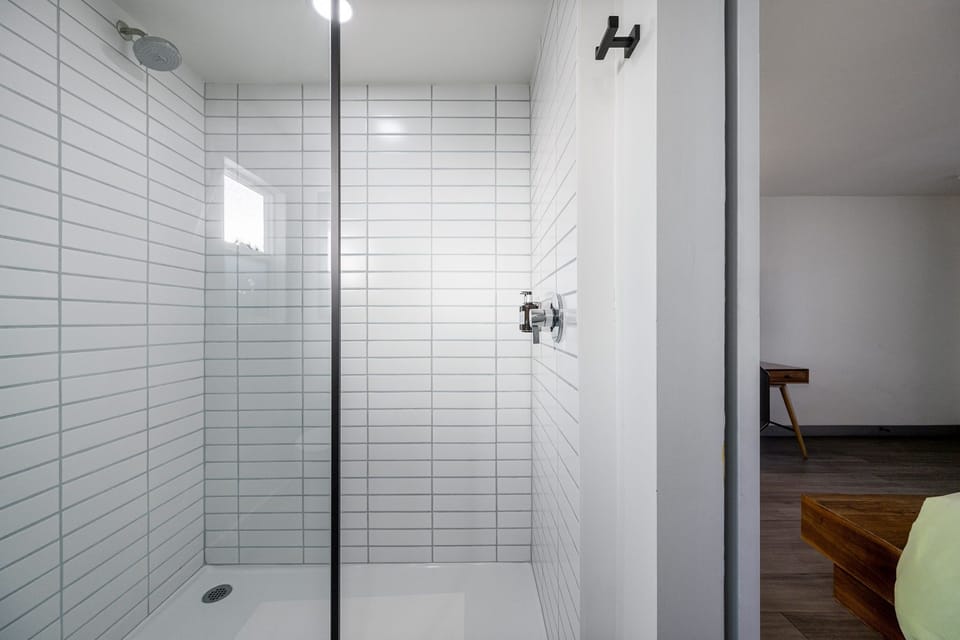 Deluxe Single King | Bathroom | Shower, hair dryer, bathrobes, towels