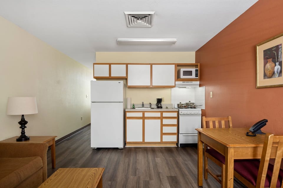 Suite, 1 Bedroom | Private kitchen | Coffee/tea maker, microwave, dining table