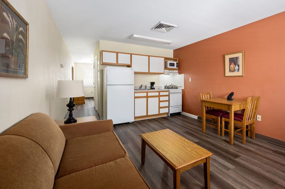 Suite, 1 Bedroom | Living area | 32-inch TV with cable channels