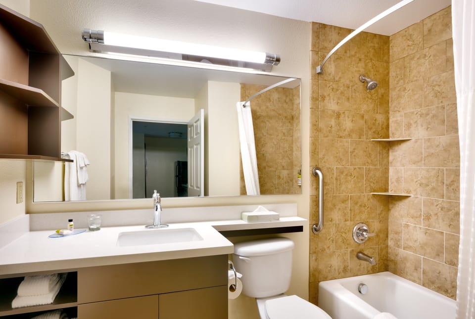 Combined shower/tub, rainfall showerhead, free toiletries, hair dryer
