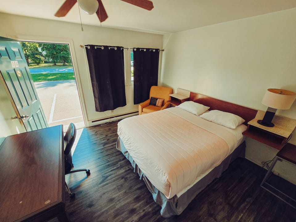 Queen Room | Desk, WiFi, bed sheets