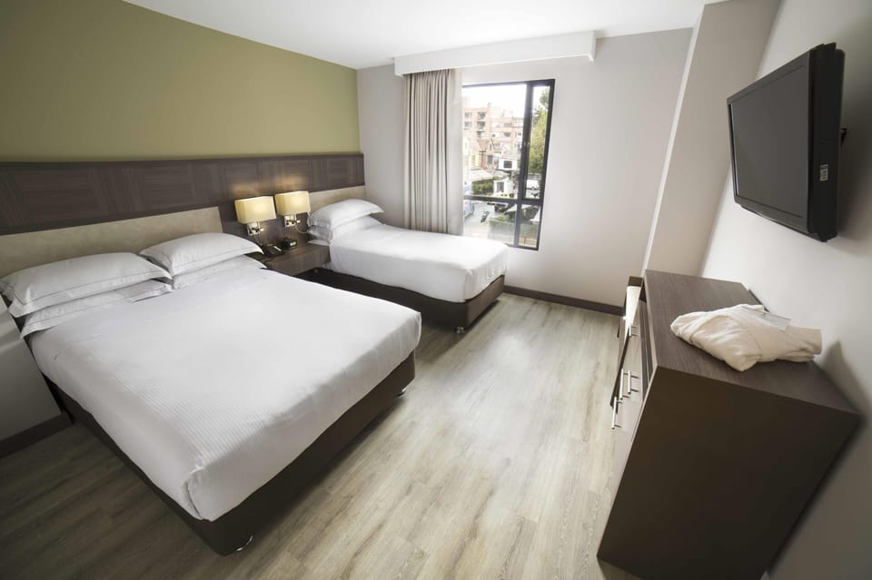 1 bedroom, Egyptian cotton sheets, premium bedding, down comforters