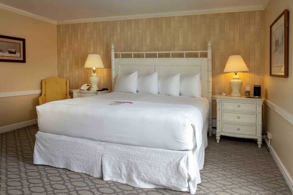 Deluxe Room, 1 King Bed, Balcony, Lake View | In-room safe, laptop workspace, iron/ironing board, WiFi (free)