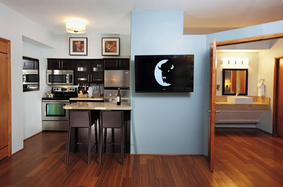 Miller Park Deluxe Suite | Private kitchen | Fridge, coffee/tea maker