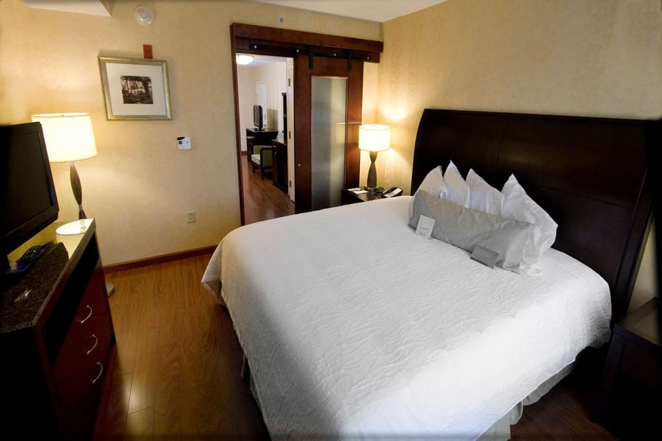 One king one bedroom evolution suite | Hypo-allergenic bedding, in-room safe, iron/ironing board