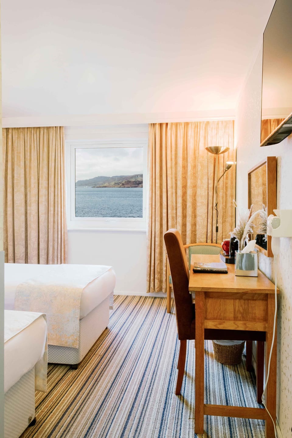 Standard Twin Room | In-room safe, desk, bed sheets