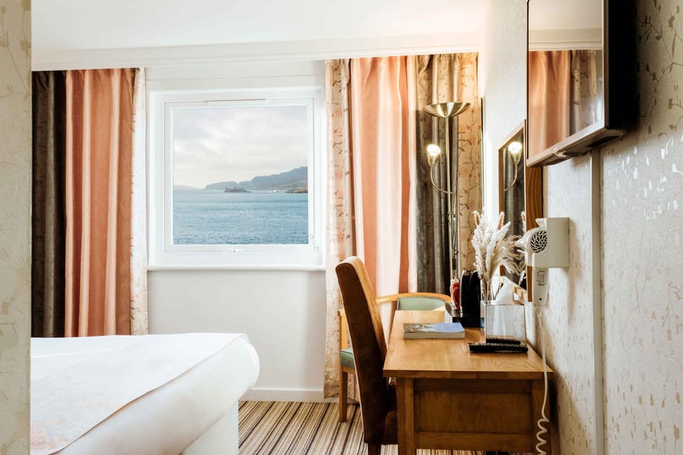 Standard King Room | In-room safe, desk, bed sheets