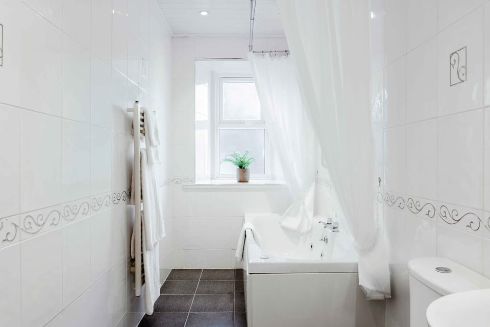 Queen Mary Suite | Bathroom | Bathtub, free toiletries, hair dryer, towels