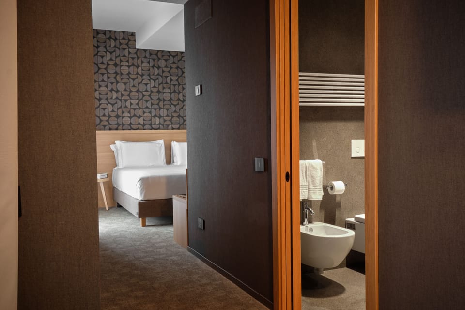 Junior Suite | Hypo-allergenic bedding, in-room safe, desk, blackout drapes