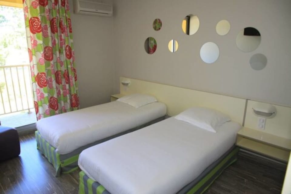 Desk, soundproofing, WiFi (free)