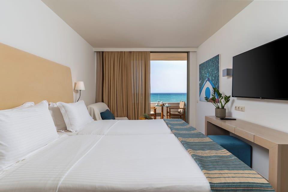 Superior Junior Suite Sea View | Premium bedding, in-room safe, desk, blackout drapes