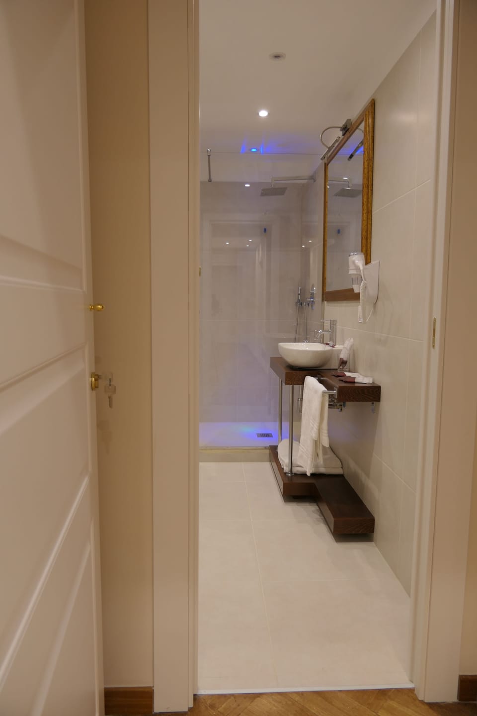 Shower, rainfall showerhead, free toiletries, hair dryer