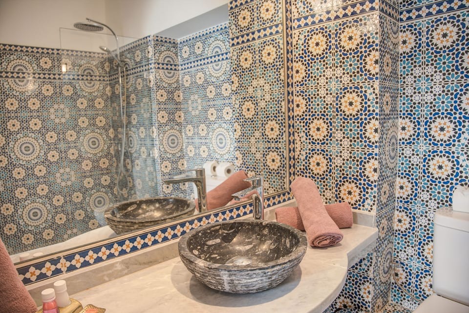 Deluxe Double Room | Bathroom | Shower, free toiletries, hair dryer, towels