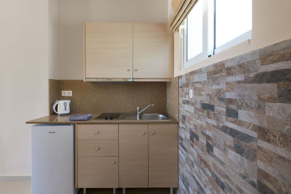 Deluxe Double room with Sea view (Apartment 13) | Private kitchen | Coffee/tea maker, electric kettle