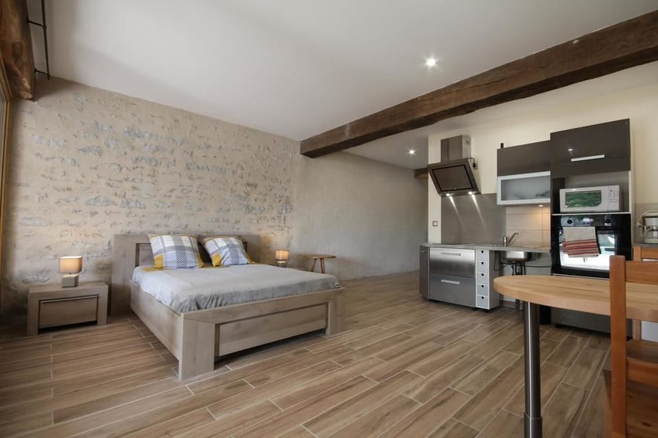 Studio | Living area | Flat-screen TV