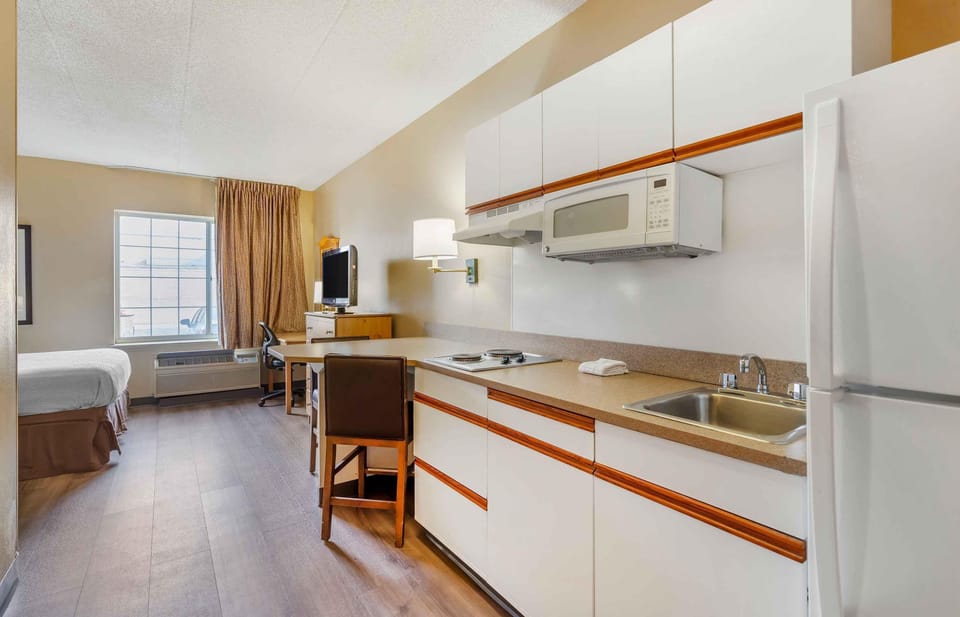 Studio, 1 Queen Bed, Non Smoking | Private kitchen | Fridge, microwave, stovetop