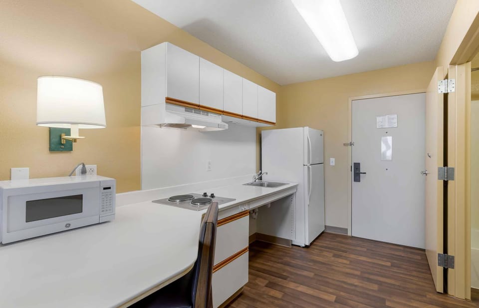 Full-size fridge, microwave, stovetop, coffee/tea maker
