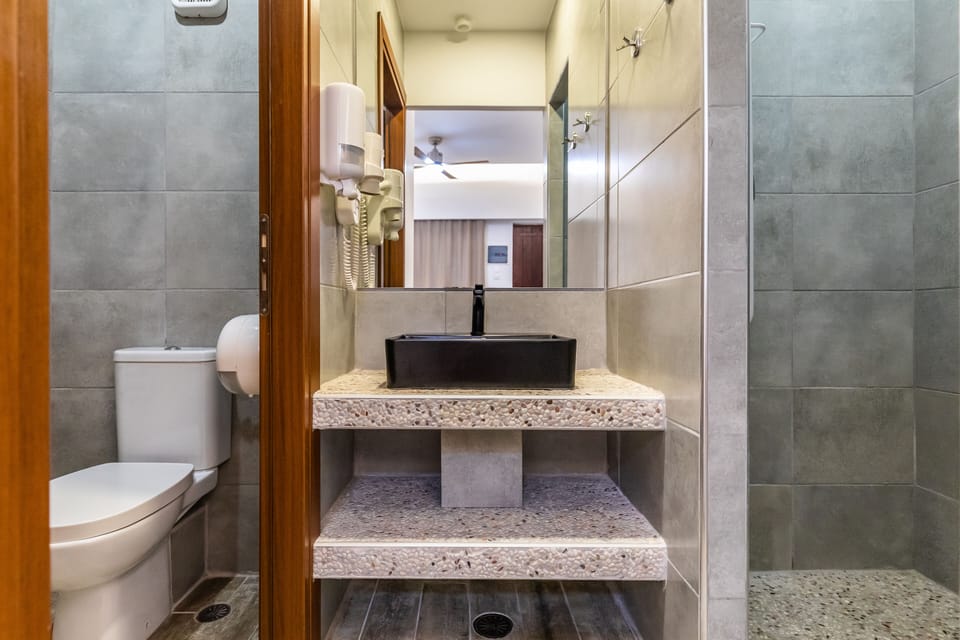 Superior Double Room Pool View | Bathroom | Free toiletries, hair dryer, towels, toilet paper