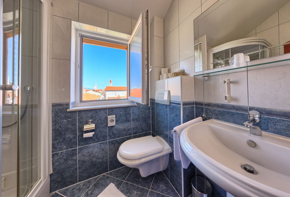 Comfort Double Room, Sea View | Bathroom | Shower, free toiletries, hair dryer, bathrobes