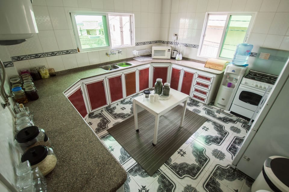 Full-size fridge, microwave, oven, stovetop