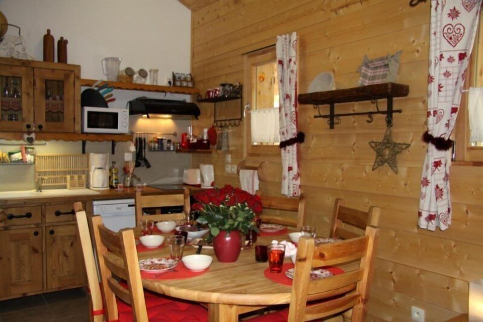 Comfort Apartment, Multiple Beds, Non Smoking | Private kitchen | Fridge, microwave, oven, stovetop