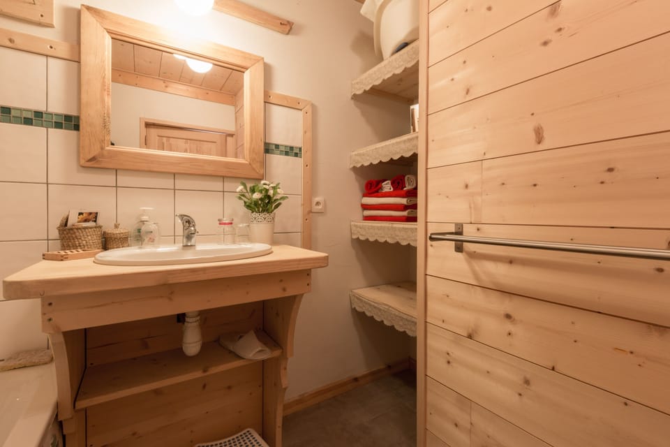 Comfort Apartment, Multiple Beds, Non Smoking | Bathroom sink