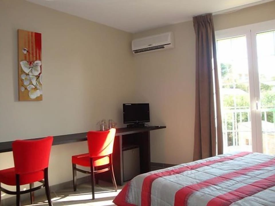 Premium bedding, desk, blackout drapes, WiFi (free)