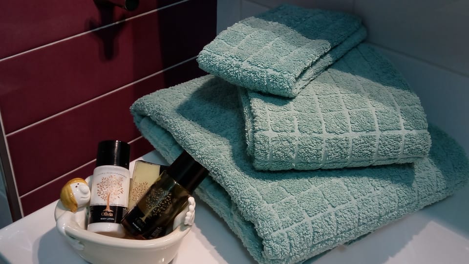 Suite, 2 Bedrooms, Garden View | Bathroom amenities | Shower, rainfall showerhead, free toiletries, hair dryer